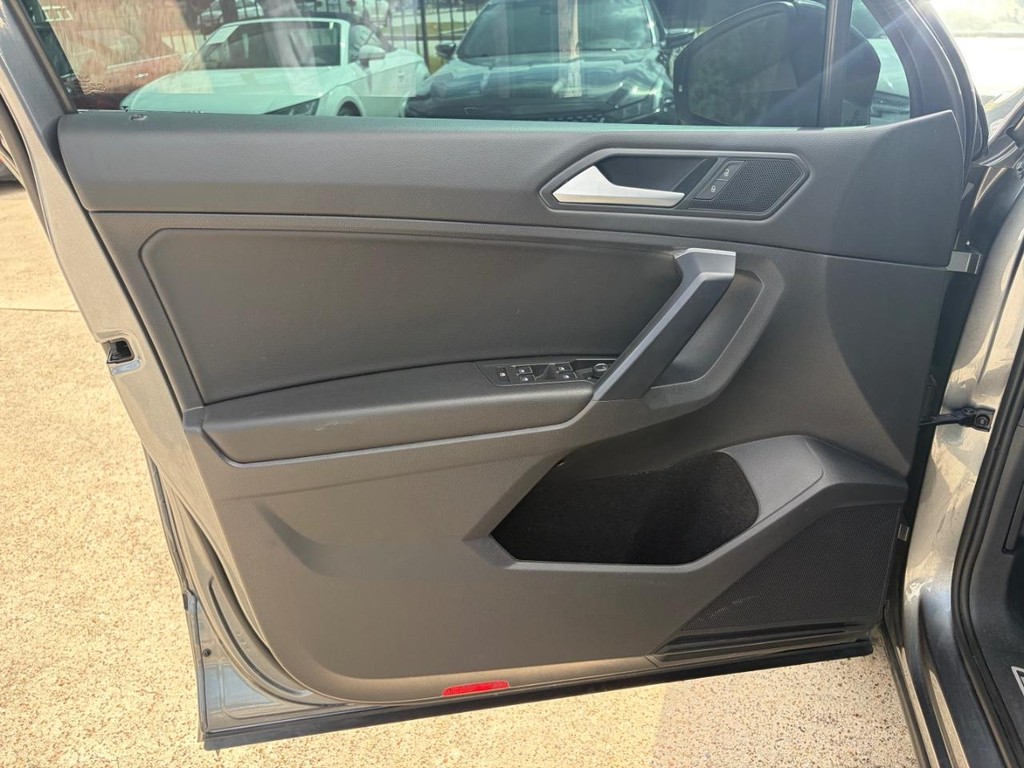 Volkswagen Tiguan Vehicle Full-screen Gallery Image 12