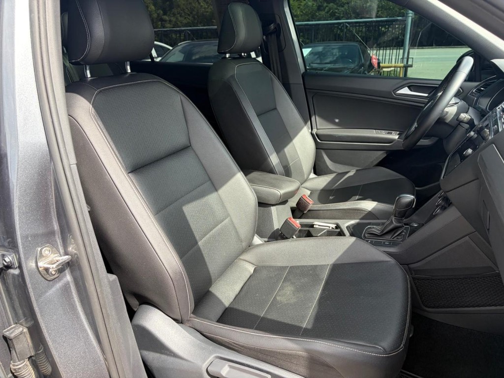 Volkswagen Tiguan Vehicle Full-screen Gallery Image 14