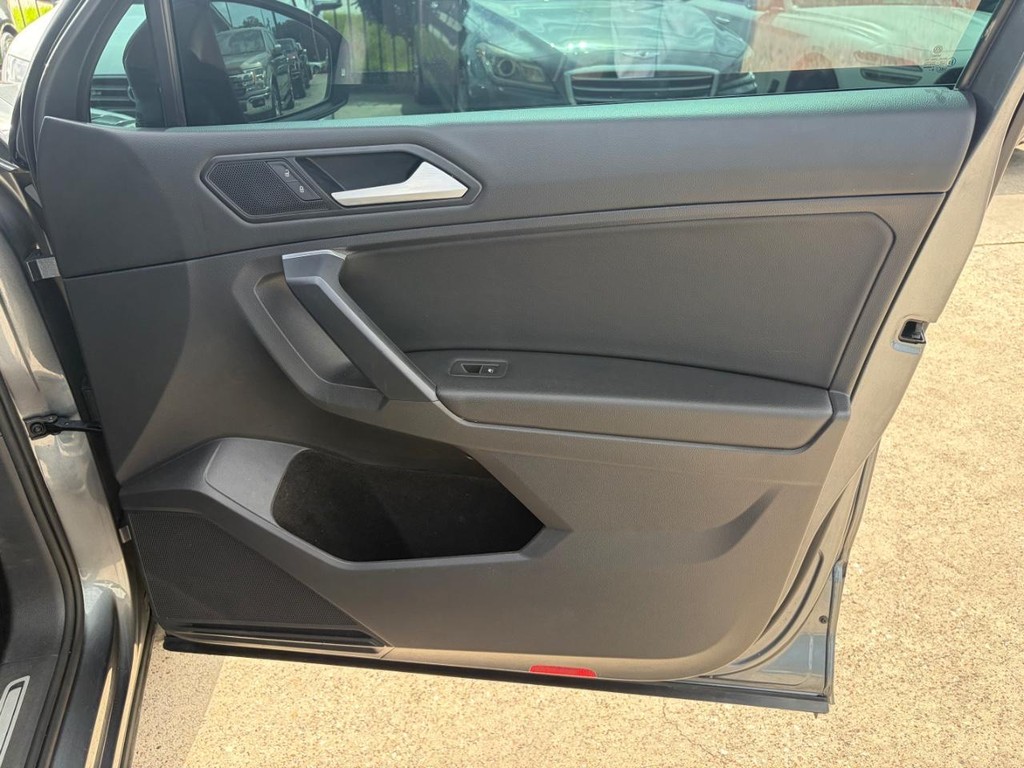 Volkswagen Tiguan Vehicle Full-screen Gallery Image 15