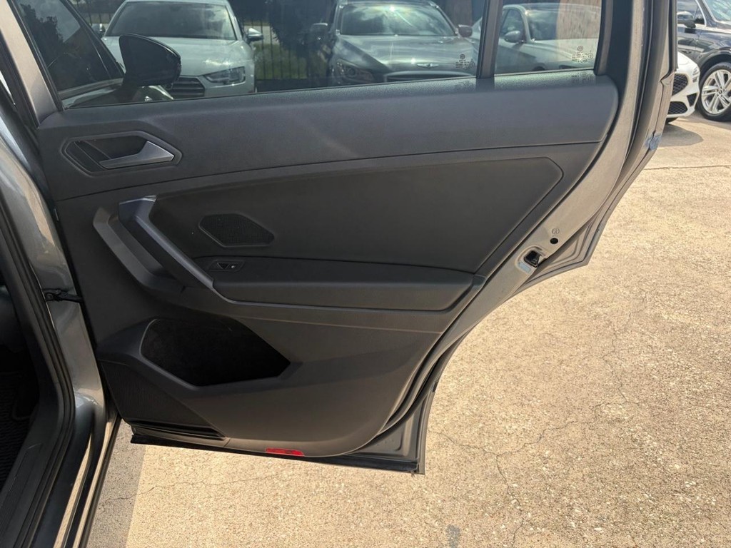 Volkswagen Tiguan Vehicle Full-screen Gallery Image 17