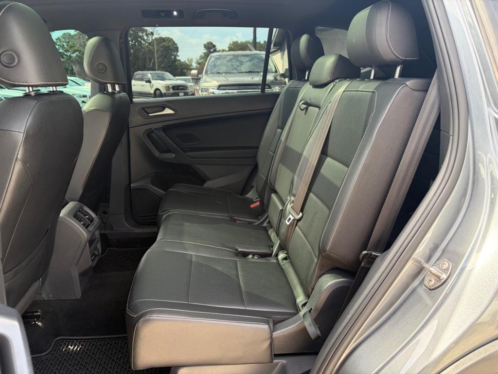 Volkswagen Tiguan Vehicle Full-screen Gallery Image 18