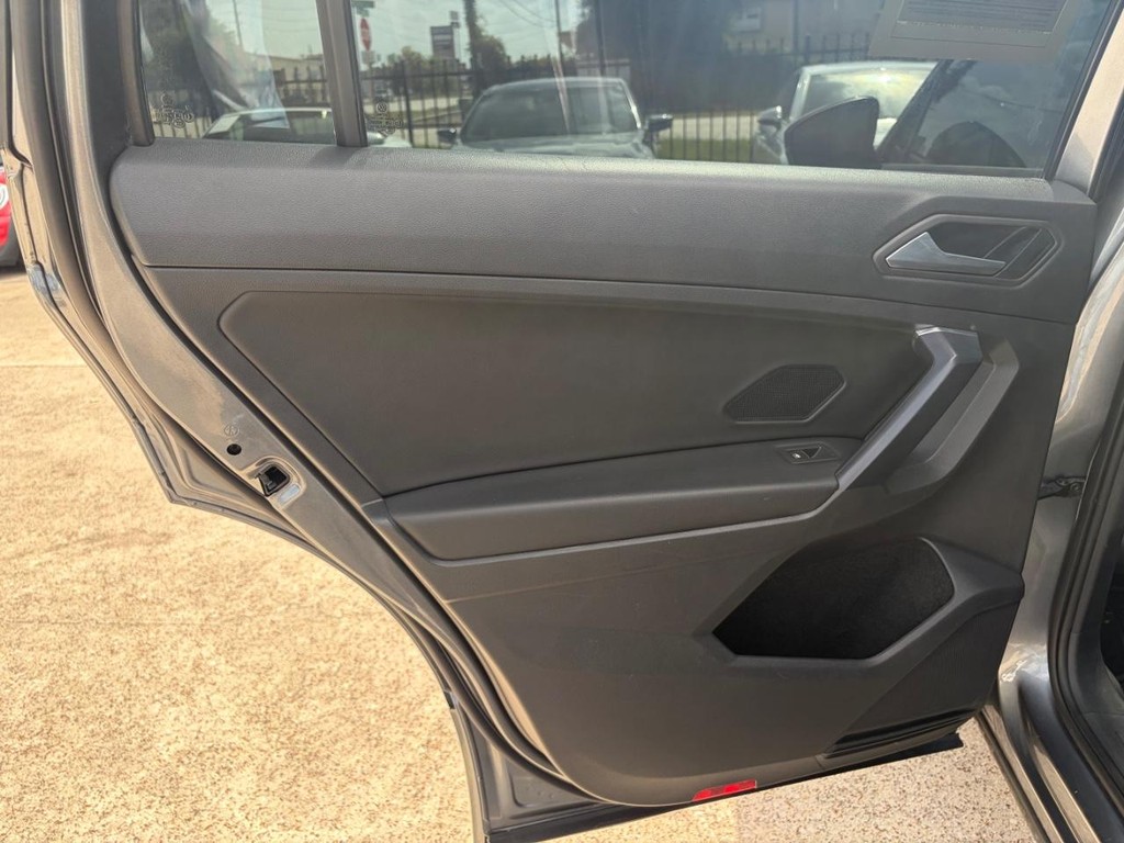 Volkswagen Tiguan Vehicle Full-screen Gallery Image 19