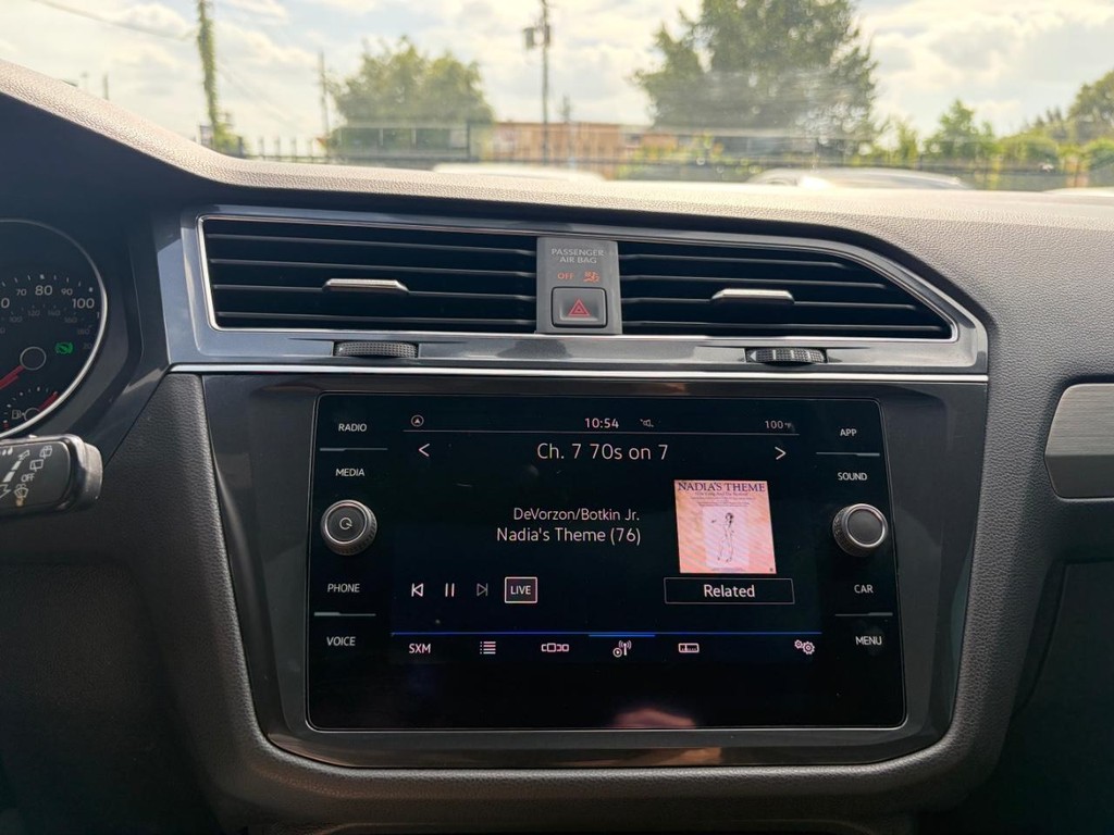 Volkswagen Tiguan Vehicle Full-screen Gallery Image 23