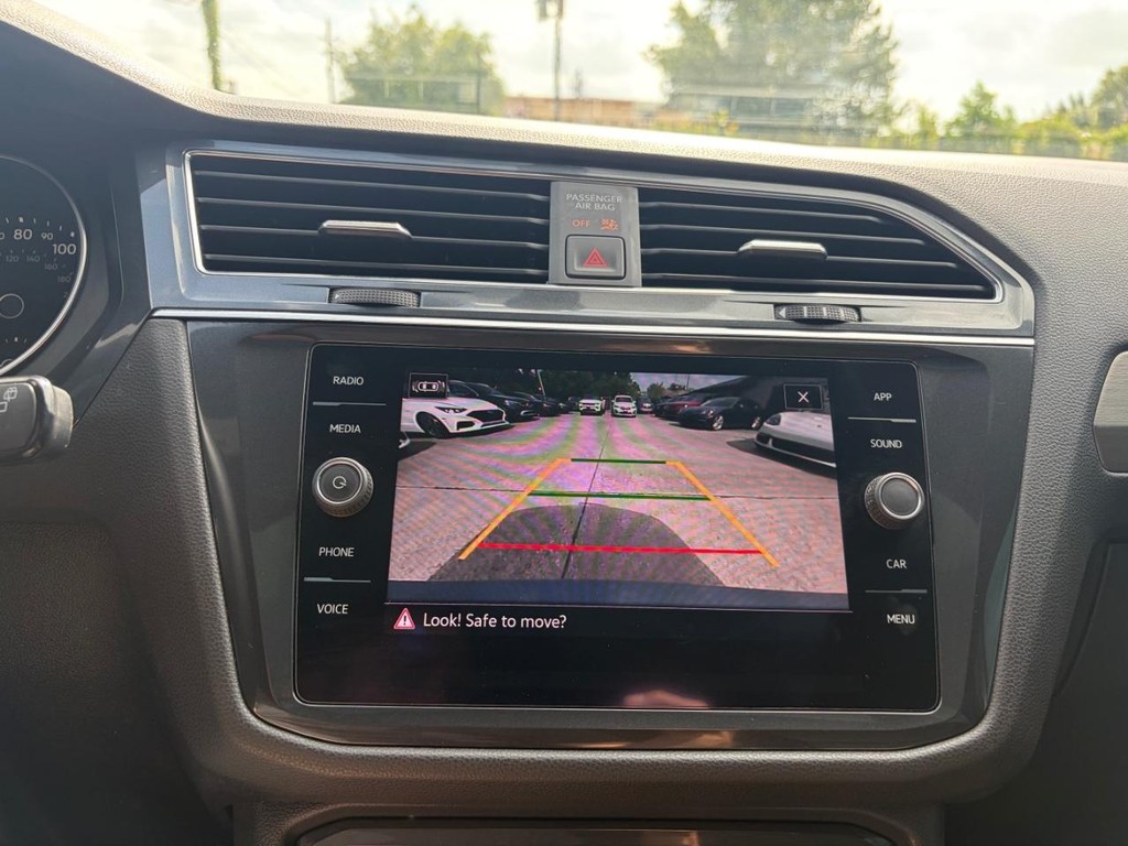 Volkswagen Tiguan Vehicle Full-screen Gallery Image 24
