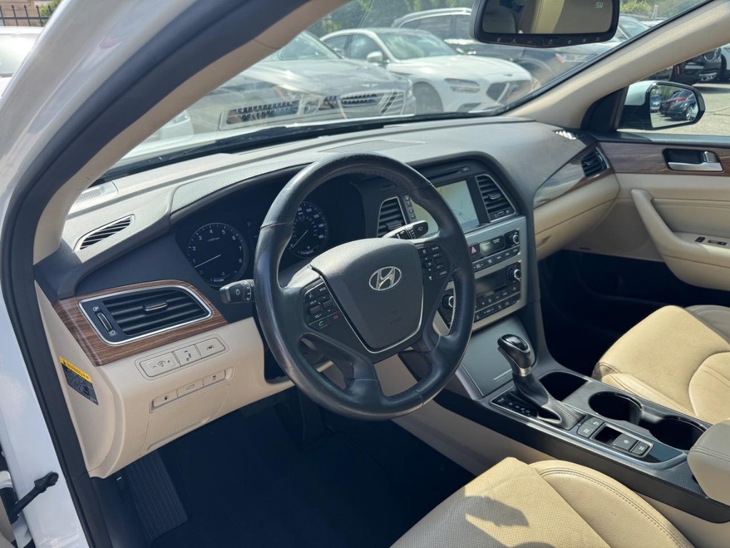 Hyundai Sonata Vehicle Full-screen Gallery Image 10