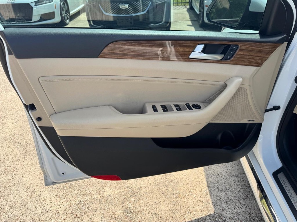 Hyundai Sonata Vehicle Full-screen Gallery Image 12