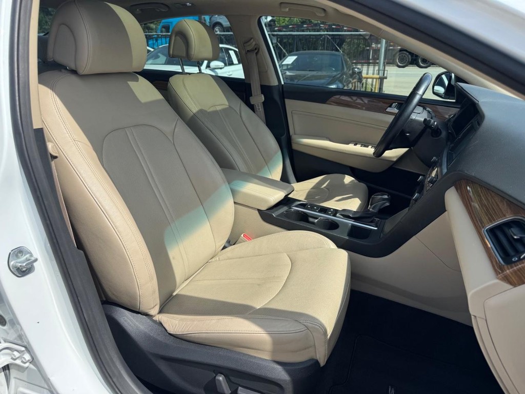 Hyundai Sonata Vehicle Full-screen Gallery Image 14