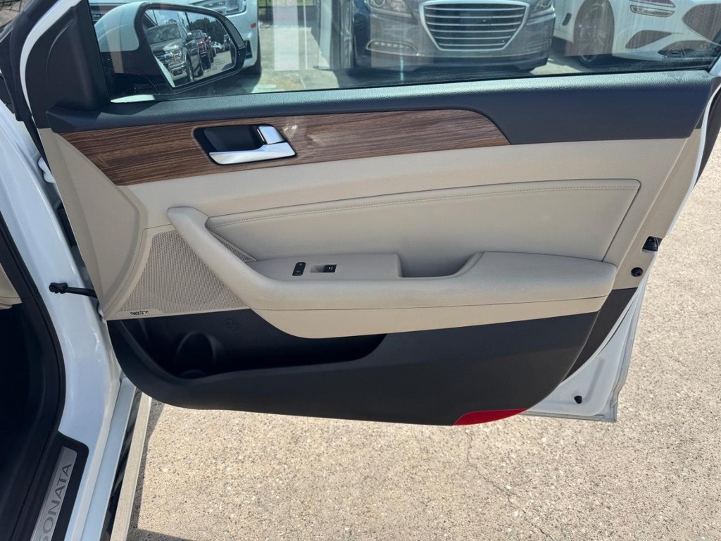 Hyundai Sonata Vehicle Full-screen Gallery Image 15
