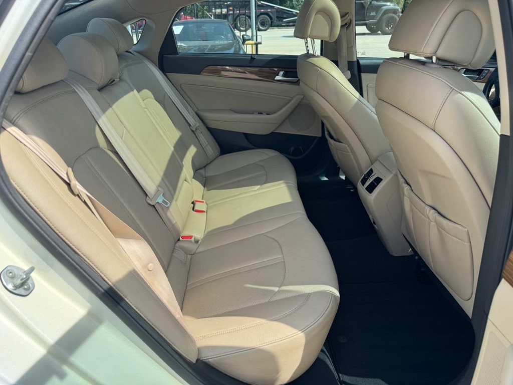 Hyundai Sonata Vehicle Full-screen Gallery Image 16
