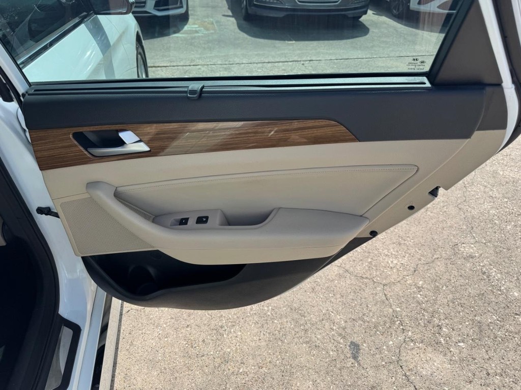 Hyundai Sonata Vehicle Full-screen Gallery Image 17