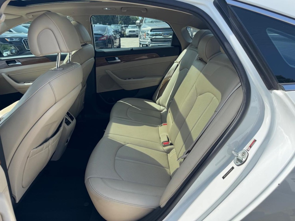 Hyundai Sonata Vehicle Full-screen Gallery Image 18