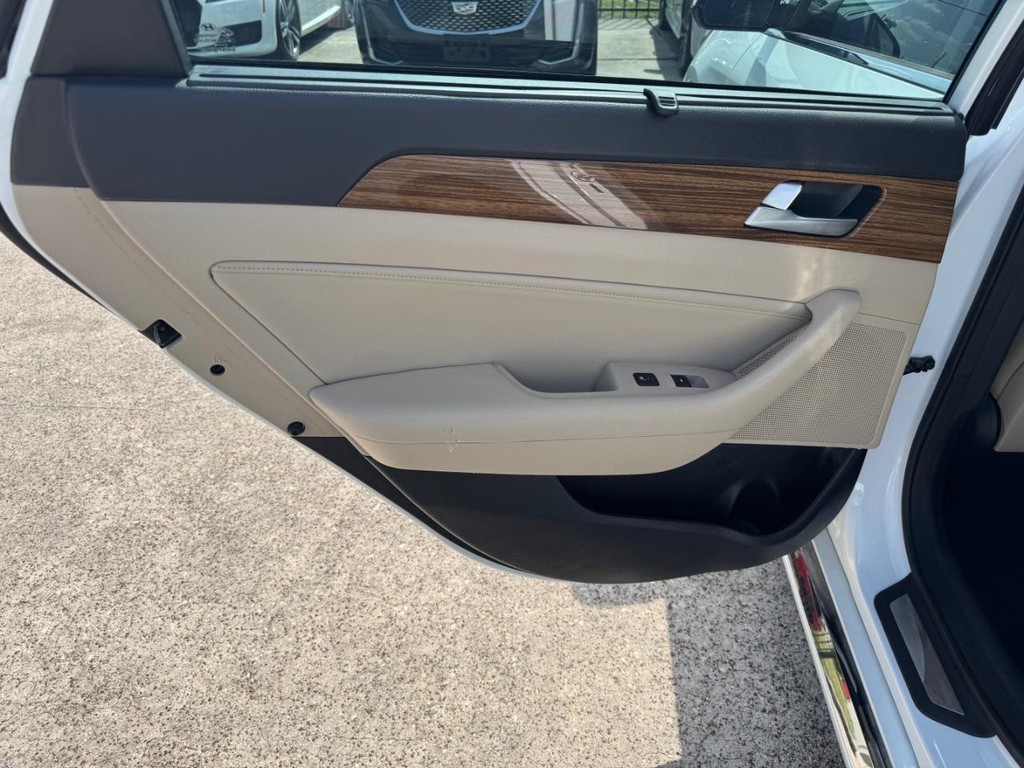 Hyundai Sonata Vehicle Full-screen Gallery Image 19