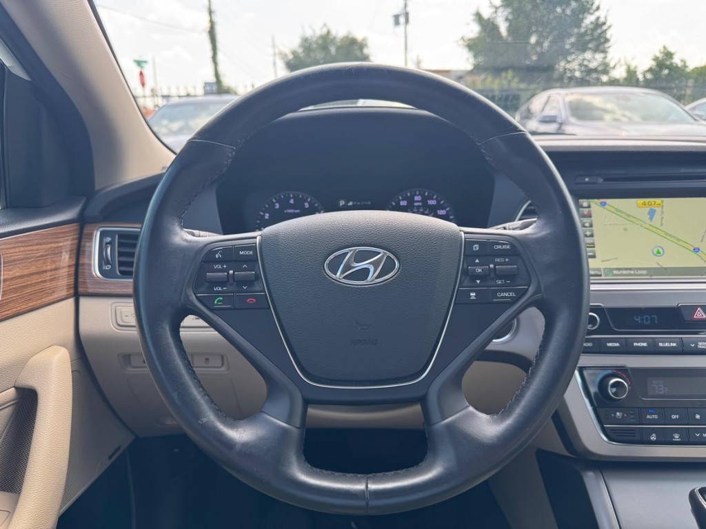Hyundai Sonata Vehicle Full-screen Gallery Image 20