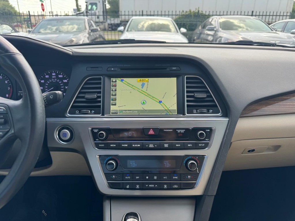 Hyundai Sonata Vehicle Full-screen Gallery Image 22