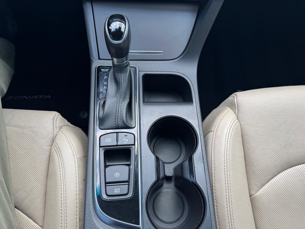 Hyundai Sonata Vehicle Full-screen Gallery Image 23