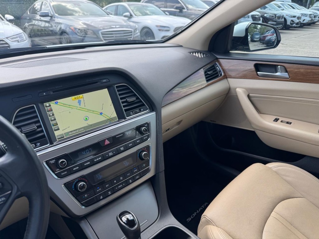 Hyundai Sonata Vehicle Full-screen Gallery Image 26