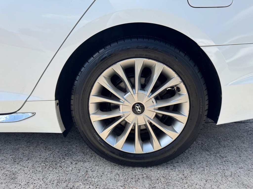 Hyundai Sonata Vehicle Full-screen Gallery Image 29