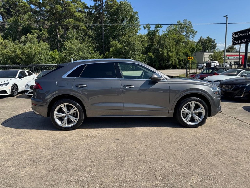 Audi Q8 Vehicle Full-screen Gallery Image 05