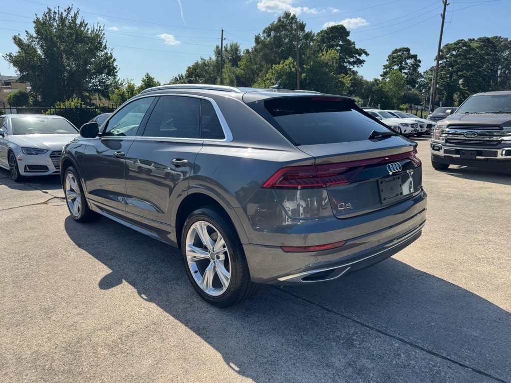 Audi Q8 Vehicle Full-screen Gallery Image 08