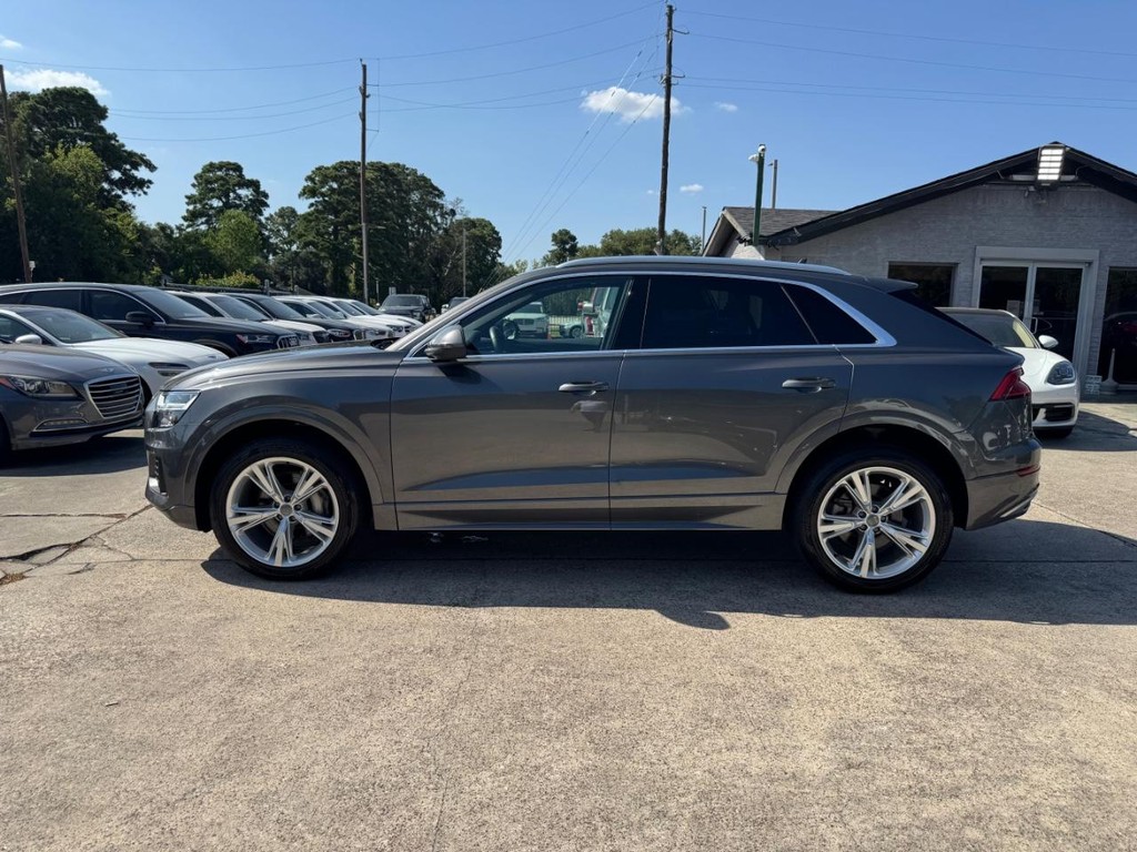 Audi Q8 Vehicle Full-screen Gallery Image 09