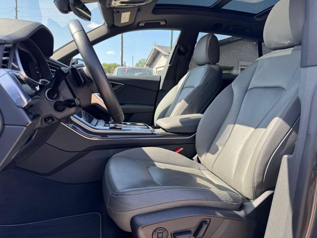 Audi Q8 Vehicle Full-screen Gallery Image 11
