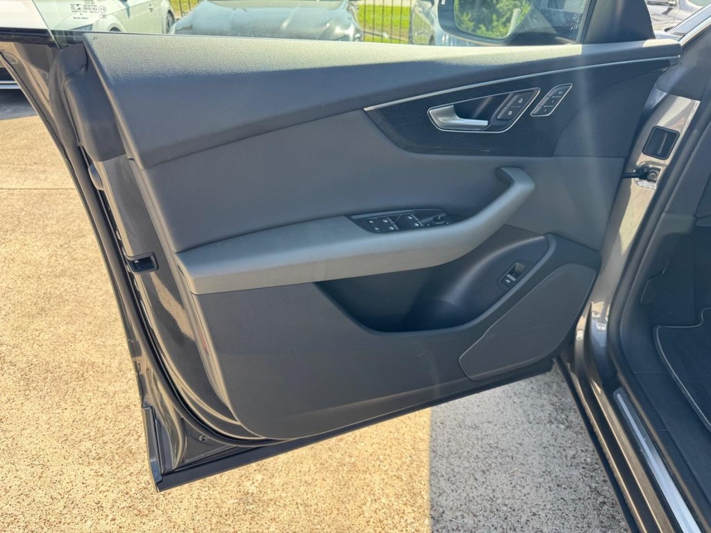 Audi Q8 Vehicle Full-screen Gallery Image 12