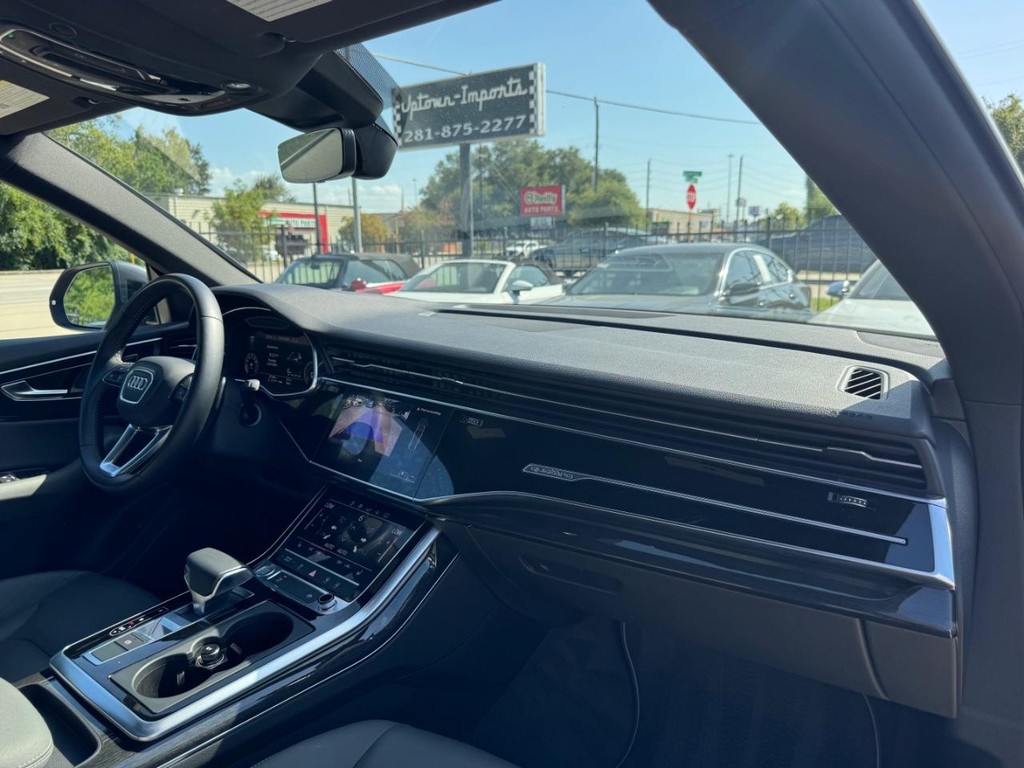 Audi Q8 Vehicle Full-screen Gallery Image 13