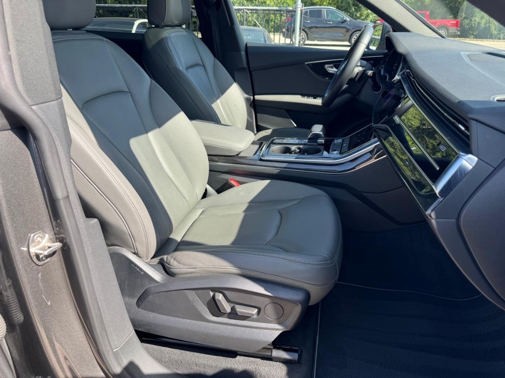 Audi Q8 Vehicle Full-screen Gallery Image 14