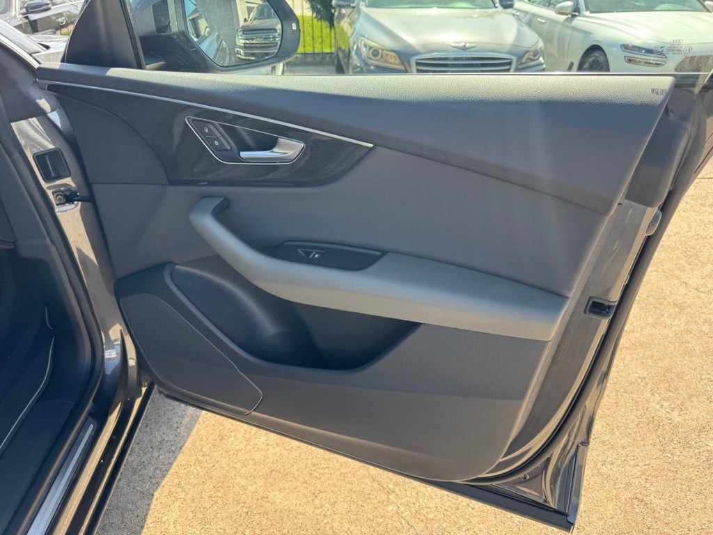 Audi Q8 Vehicle Full-screen Gallery Image 15