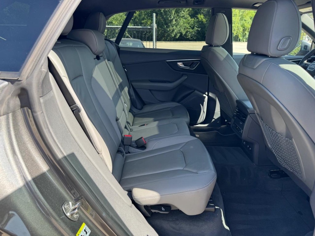 Audi Q8 Vehicle Full-screen Gallery Image 16