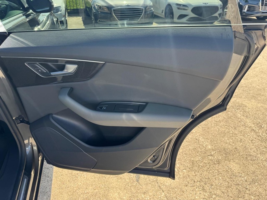Audi Q8 Vehicle Full-screen Gallery Image 17
