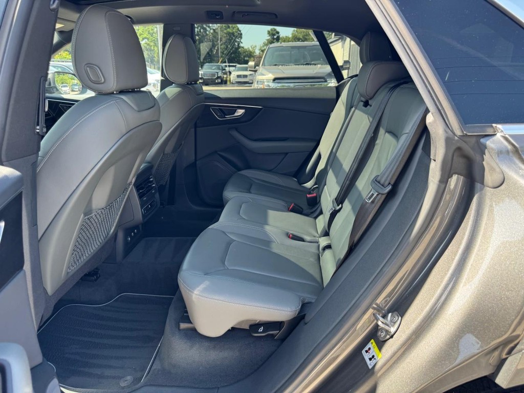 Audi Q8 Vehicle Full-screen Gallery Image 18