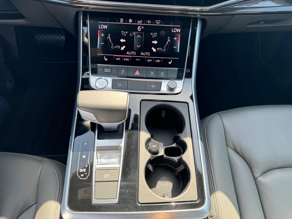Audi Q8 Vehicle Full-screen Gallery Image 23