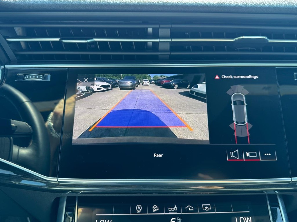 Audi Q8 Vehicle Full-screen Gallery Image 24