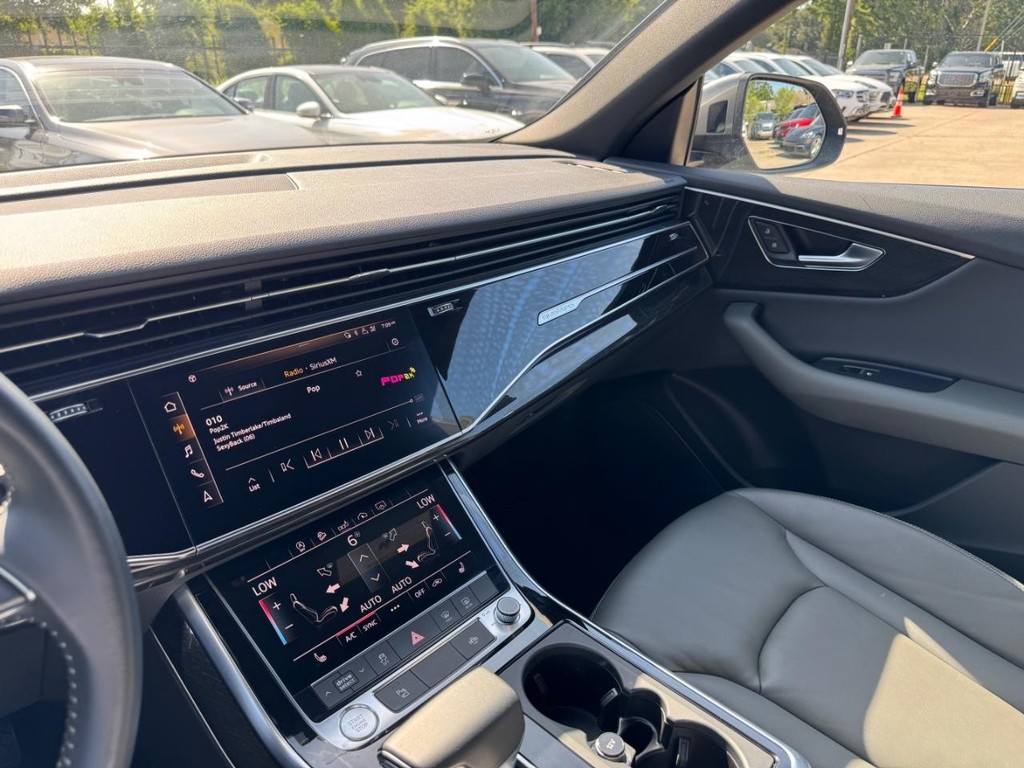 Audi Q8 Vehicle Full-screen Gallery Image 26