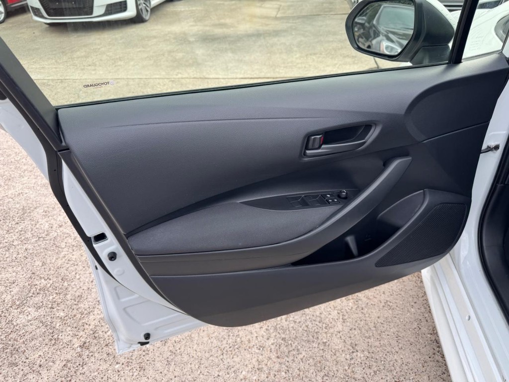 Toyota Corolla Vehicle Full-screen Gallery Image 12