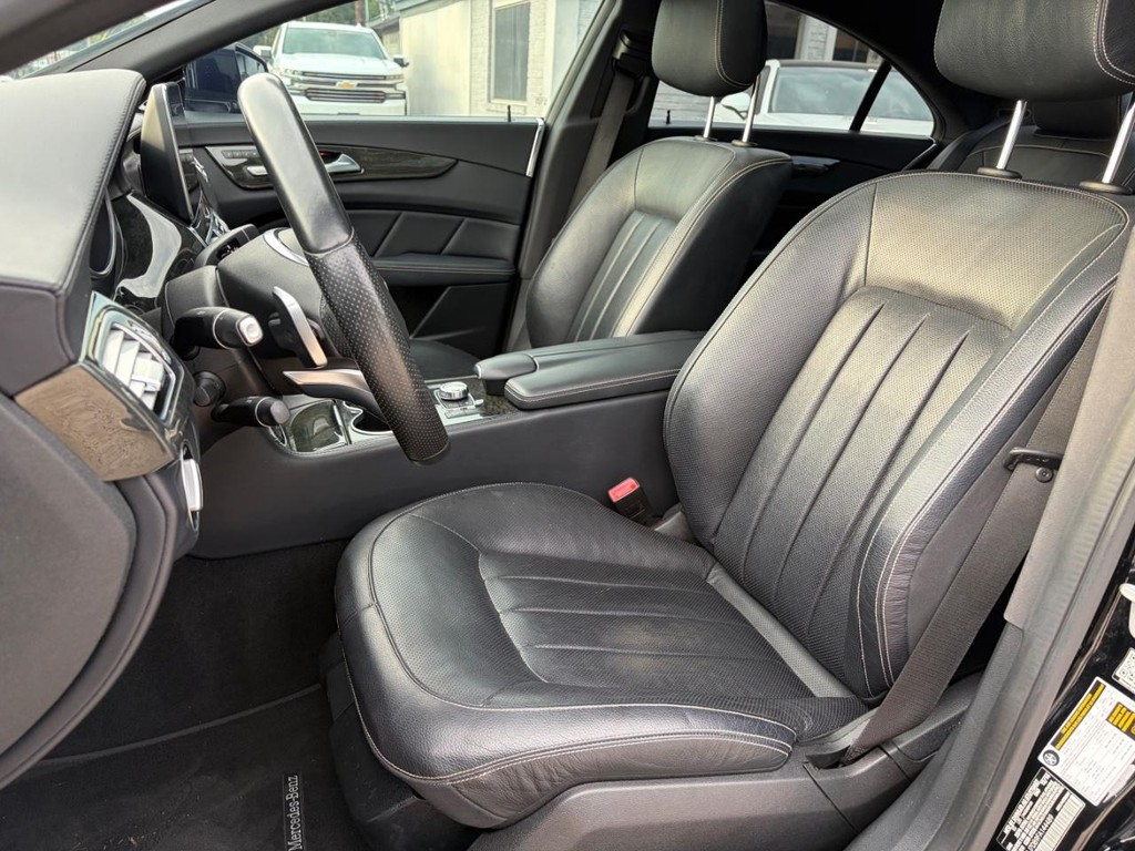Mercedes-Benz CLS 550 Vehicle Full-screen Gallery Image 11