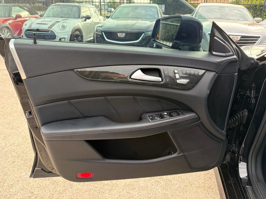 Mercedes-Benz CLS 550 Vehicle Full-screen Gallery Image 12