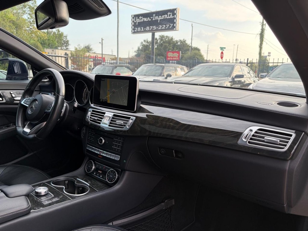 Mercedes-Benz CLS 550 Vehicle Full-screen Gallery Image 13