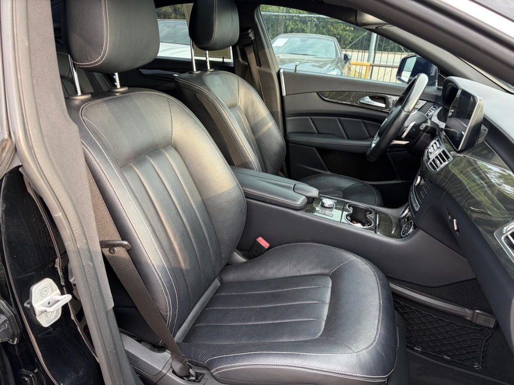 Mercedes-Benz CLS 550 Vehicle Full-screen Gallery Image 14