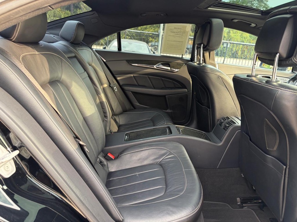 Mercedes-Benz CLS 550 Vehicle Full-screen Gallery Image 16