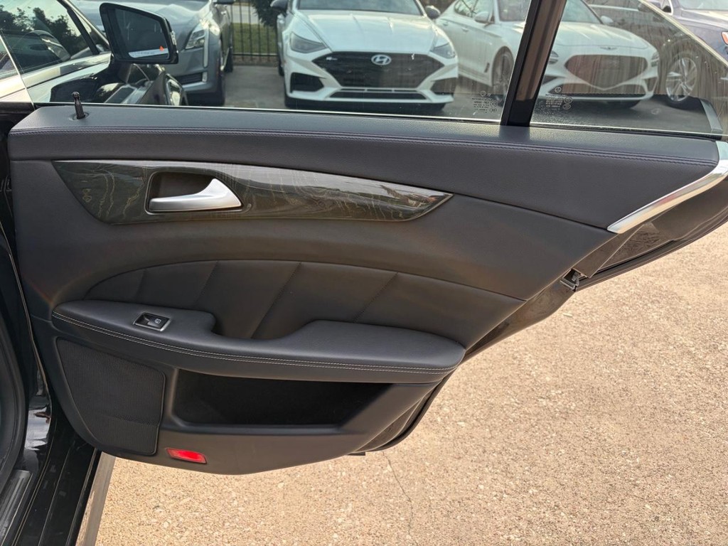Mercedes-Benz CLS 550 Vehicle Full-screen Gallery Image 17