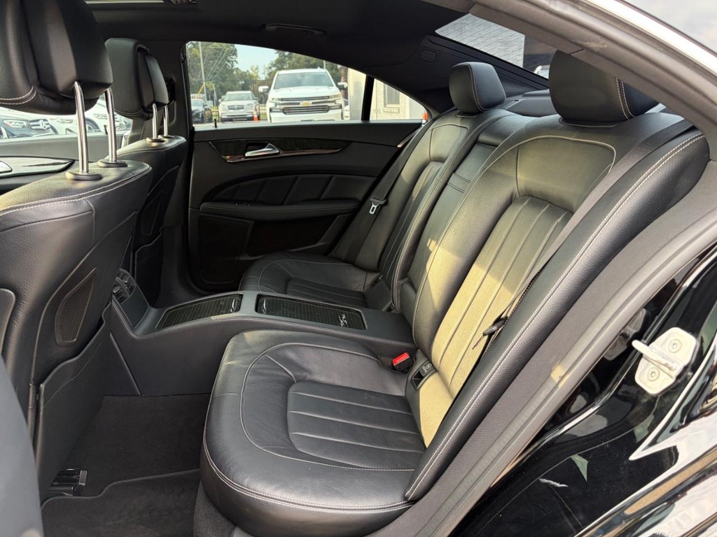 Mercedes-Benz CLS 550 Vehicle Full-screen Gallery Image 18