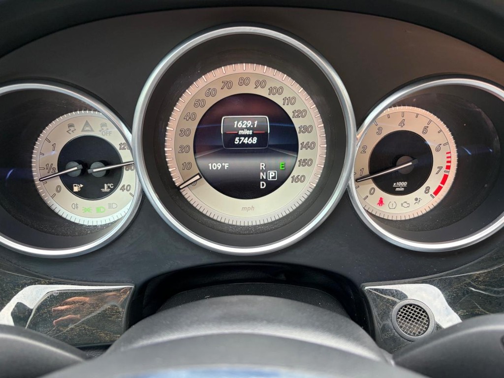 Mercedes-Benz CLS 550 Vehicle Full-screen Gallery Image 21