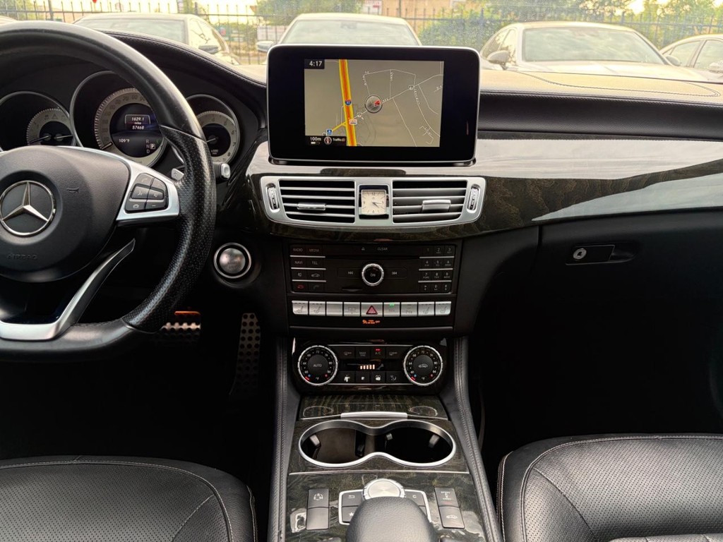 Mercedes-Benz CLS 550 Vehicle Full-screen Gallery Image 22