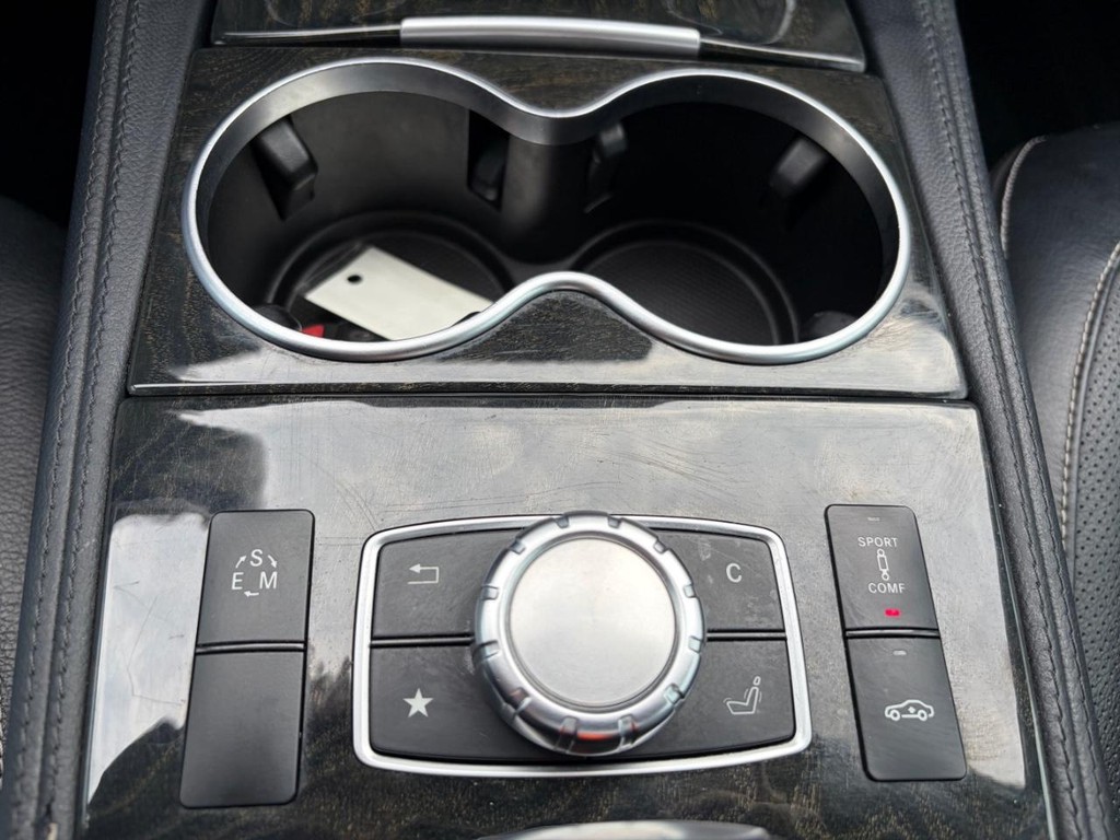 Mercedes-Benz CLS 550 Vehicle Full-screen Gallery Image 26
