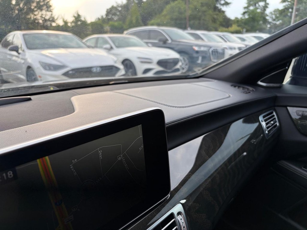 Mercedes-Benz CLS 550 Vehicle Full-screen Gallery Image 27