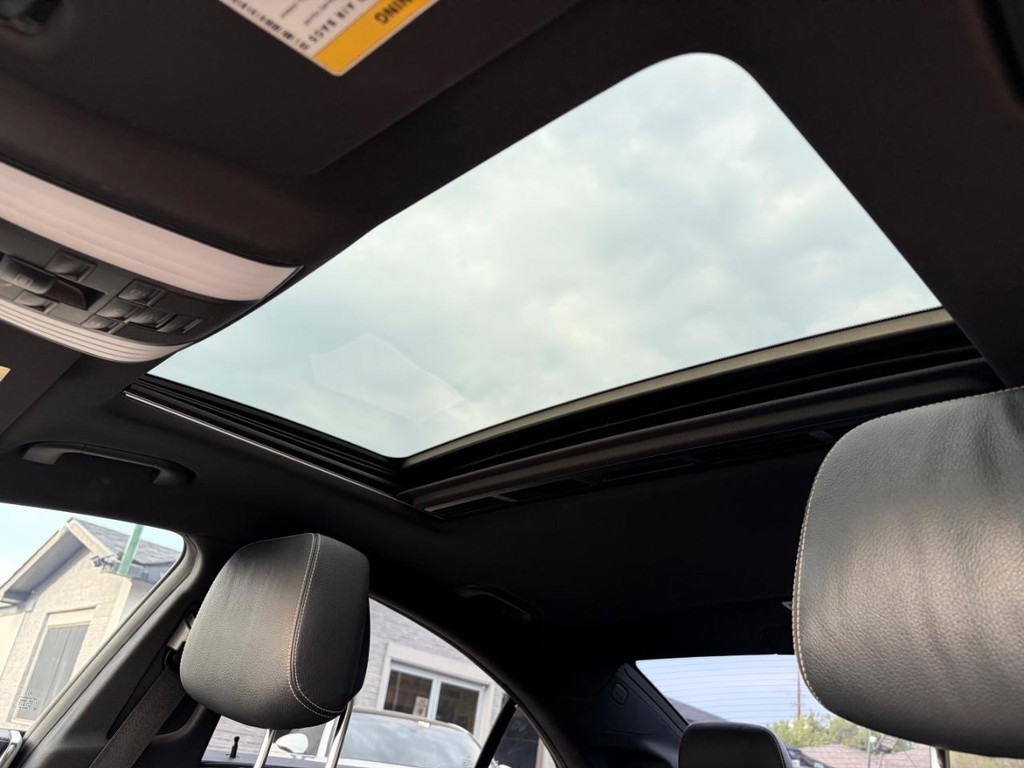 Mercedes-Benz CLS 550 Vehicle Full-screen Gallery Image 28