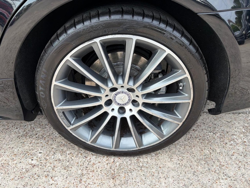 Mercedes-Benz CLS 550 Vehicle Full-screen Gallery Image 29