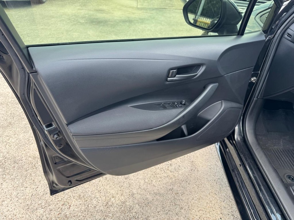 Toyota Corolla Vehicle Full-screen Gallery Image 12